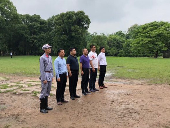 三观集团领导在红军烈士纪念碑前举行纪念仪式